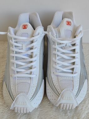 Nike Shox R4 White Metallic Silver Sneakers Women’s 8.5 AR3565-101